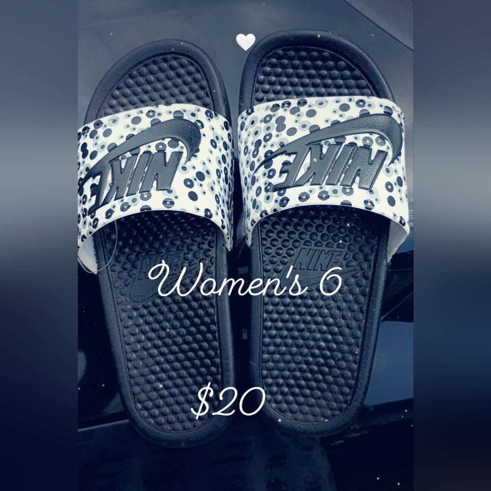 NIKE SLIDES